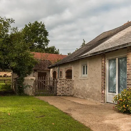 Le Cedre Du Prieure * Montreuil-le-Henri