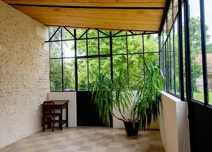 Le Cedre Du Prieure Nyaraló Montreuil-le-Henri