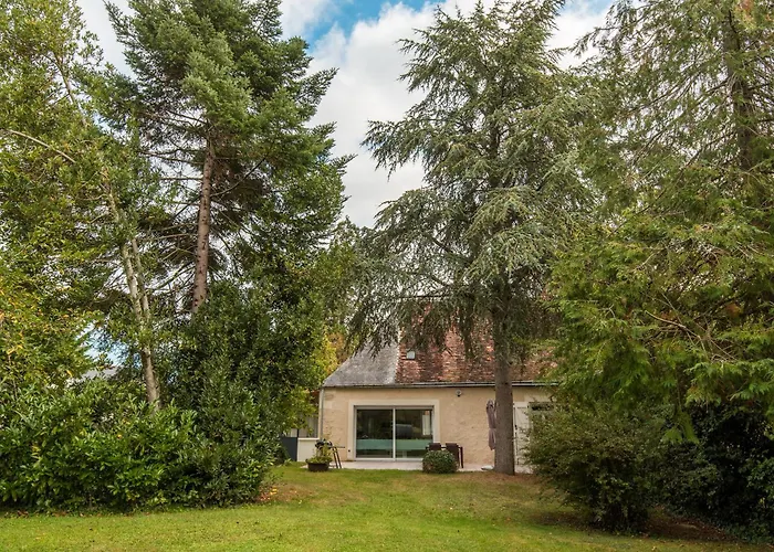 Le Cedre Du Prieure Nyaraló *