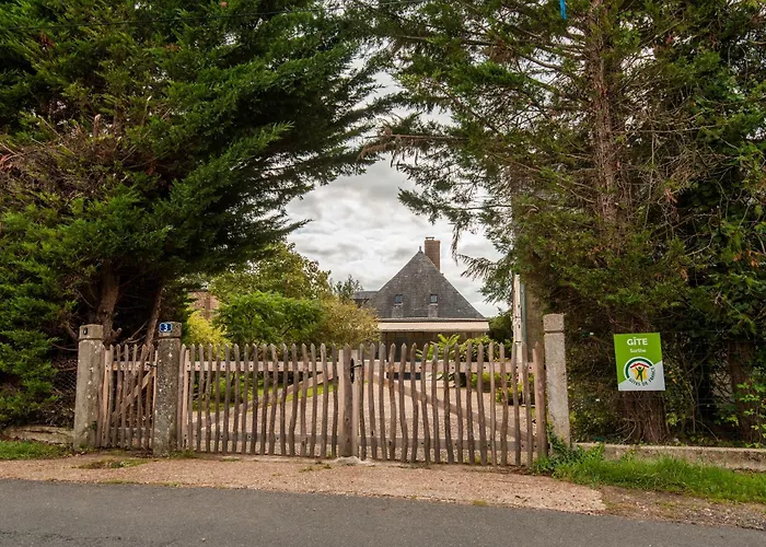 Le Cedre Du Prieure * Montreuil-le-Henri